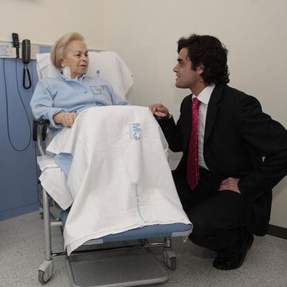 Juan José Güemes en la inauguración del hospital de Henares.