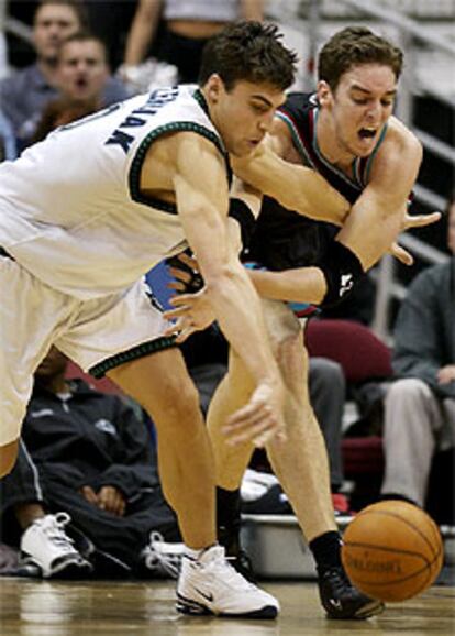 El jugador de los Timberwolves de Minnesota Wally Szczerbiak arrebata una pelota a Pau Gasol.