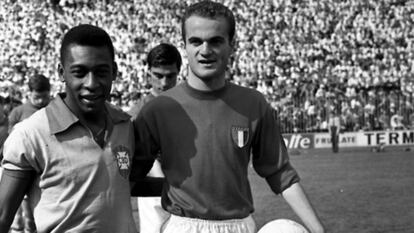 Mazzola, a la derecha, con Pelé, en 1963.