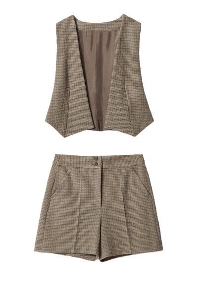 Zara 'clona' el conjunto de shorts y chaleco diseñado por la firma francesa (25,95 euros cada pieza). Puedes comprar en Zara con descuento haciendo click aquí.