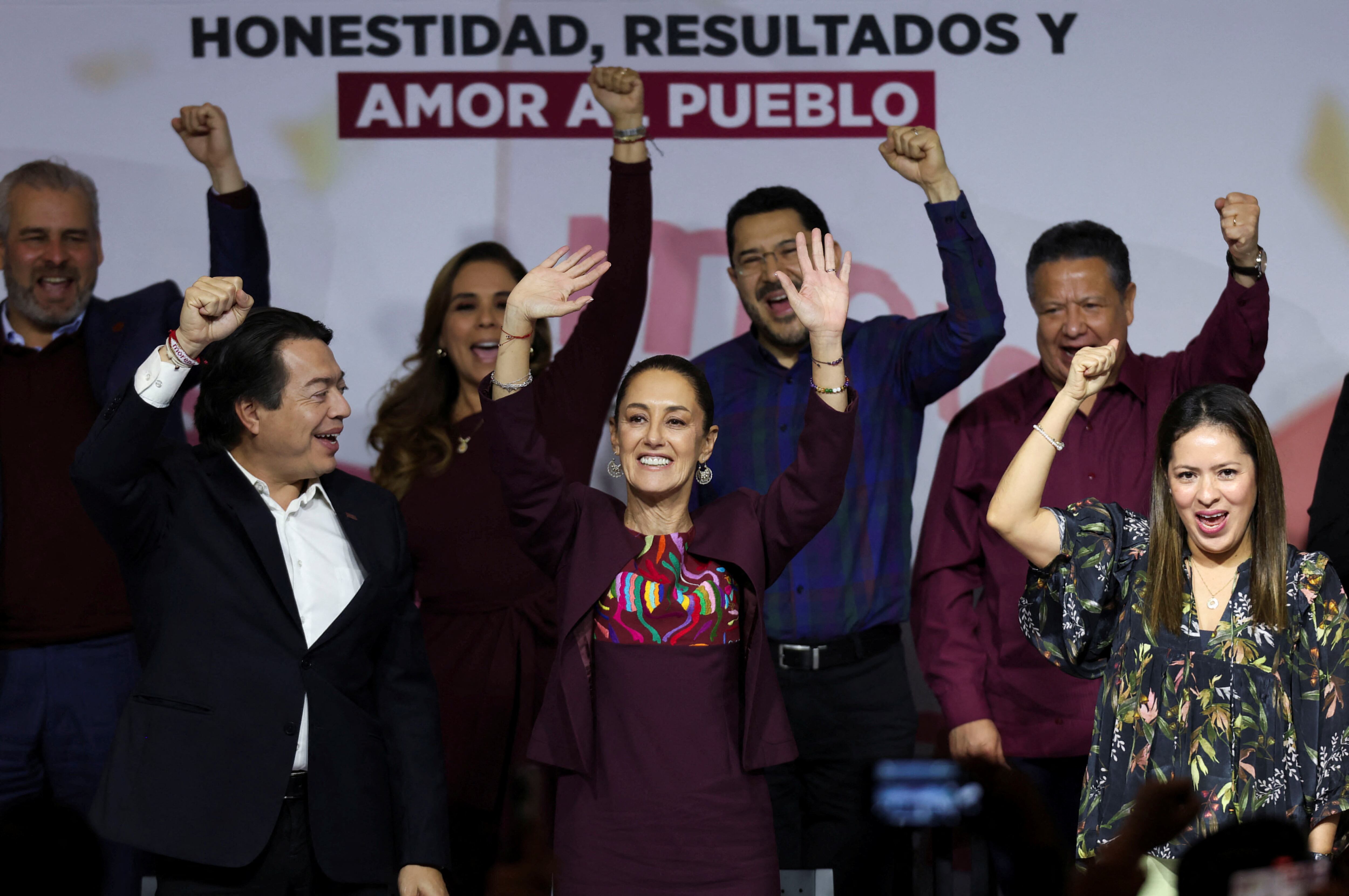 Claudia Sheinbaum utilizando prendas con bordados tradicionales en distintas ocasiones. En esta imagen, al registrarse como candidata oficial este domingo.