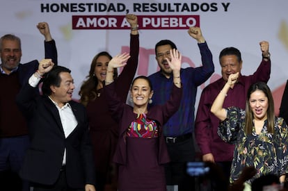 Claudia Sheinbaum utilizando prendas con bordados tradicionales en distintas ocasiones. En esta imagen, al registrarse como candidata oficial este domingo.