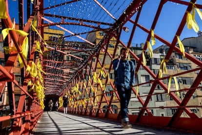 El proceso soberanista de Cataluña adoptó el color amarillo en 2014 para simbolizar sus reivindicaciones. En la imagen, el puente de les Peixateries Velles, construido en Girona en 1877 por Gustave Eiffel sobre el río Onyar, adornado con los lazos amarillos independentistas.