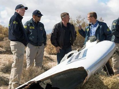 Investigadores del NTSB junto a los restos de la nave.