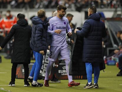 Gerard Piqué, lesionado, deja el campo en el partido del Barcelona ante el Eintracht.