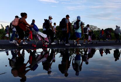 De acuerdo a la convocatoria lanzada en redes sociales por los migrantes, el grupo partió del parque de Suchiate, en Chiapas.


