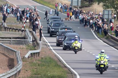 Traslado por carretera del féretro con los con los restos mortales de Isabel II a su paso por la aldea de Stracathro, en Angus (Escocia). 