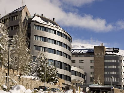 Exterior del hotel Meliá Sol y Nieve, en la estación de esquí de Sierra Nevada (Granada).