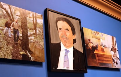 Retrato del espa&ntilde;ol Jos&eacute; Mar&iacute;a Aznar en la primera exposici&oacute;n como pintor del expresidente de EE UU George W. Bush.