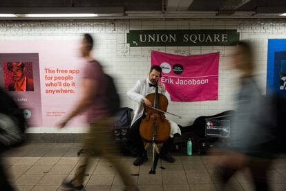Un músico en la estación de Union Square, en Nueva York.