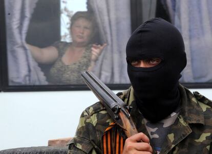 Um miliciano pró-Rússia vigia um posto de controle em Slaviansk.