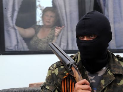 Un miliciano prorruso vigila un puesto de control en Slaviansk. 