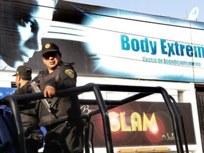 Policías junto al gimnasio donde se produjo el tiroteo.