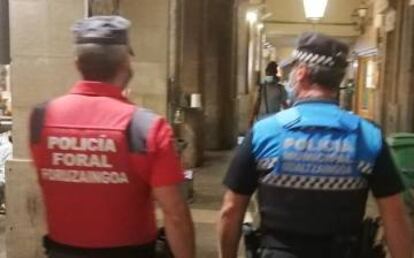 Agentes de la Policía Foral y Policía Municipal.