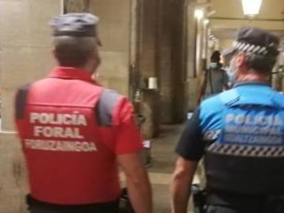 Agentes de la Policía Foral y Policía Municipal.