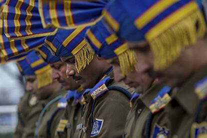 Los soldados paramilitares de India rinden homenaje durante la ceremonia de colocación de la corona de su compañero Mohammad Mujahid Khan, que fue asesinado durante una batalla contra sospechosos rebeldes en su campamento base a las afueras de Srinagar (India).