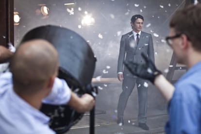 James Franco, rodeado de plumas para el rodaje de la campaña publicitaria de Gucci 'El mundo entero es un escenario', fotografiada por Nathaniel Goldberg.