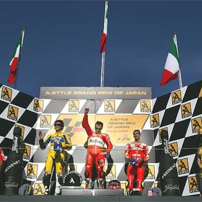 El podio de ayer, completamente italiano, con Rossi, Capirossi, el vencedor, y Melandri.