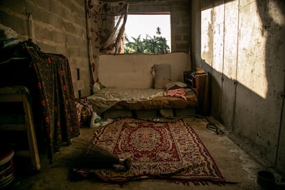 Cuarto de una familia que vive en el edificio abandonado.  