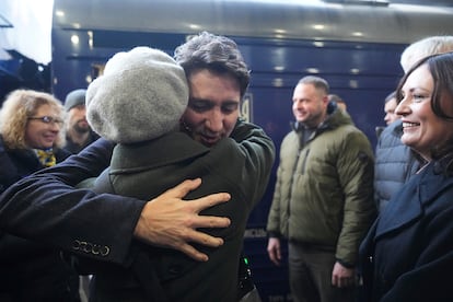 El primer ministro de Canad, Justin Trudeau, llega en tren a la estacion de Kiev, este lunes.