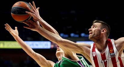 Mantzaris pelea por un balón