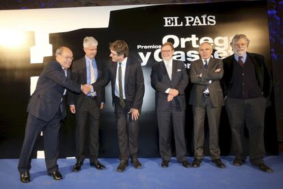 Alan Rusbridger, de 'The Guardian', saluda a Jesús Ceberio en presencia de Javier Moreno, Juan Luis Cebrián, Antonio Caño y Joaquín Estefanía.