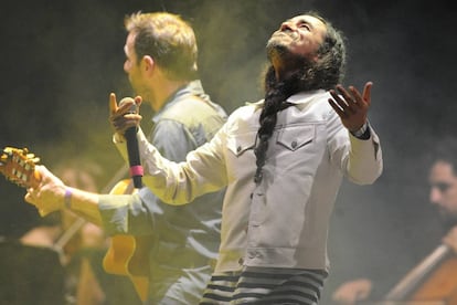 El cantante de Café Tacuba, Rubén Albarrán, comparte escenario con el argentino Kevin Johansen en el homenaje a Soda Stéreo en Buenos Aires.