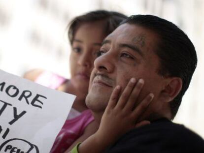 Un antiguo preso, con su hija en una protesta.