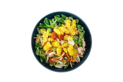 <p>La <strong><a href="https://elpais-com.zproxy.org/tag/ensaladas/a/" target="">dieta mediterránea</a></strong> se ha convertido en <a href="https://elpais-com.zproxy.org/elpais/2018/06/28/buenavida/1530184630_816101.html" target="">la recomendación idónea de un menú saludable</a>, pero para saber qué alimentos debemos incorporar a un plato único para que sea perfecto basta con <a href="https://elpais-com.zproxy.org/elpais/2017/03/09/buenavida/1489079065_652879.html" target="">seguir el Plato Harvard</a>. Esta idea, diseñada por expertos en nutrición de la Escuela de Salud Pública de Harvard (EE UU), consiste en <strong>dividir el plato en tres porciones que incluirán los macro y micronutrientes</strong> que necesitamos para estar fetén.</p> <p>La mitad del plato debe estar llena de verduras y frutas (siendo la parte de los vegetales la más importante). Y la otra mitad, se divide en dos: por un lado, las proteínas; y por el otro, los cereales (a ser posible, integrales). Todo esto regado con una buena dosis de hidratación proveniente de agua o infusiones (olvídese de la cerveza y de las bebidas azucaradas) y <strong>una discreta, pero no menos importante, aportación de grasas sanas</strong>, como el aceite de oliva, los frutos secos o el aguacate, por ejemplo.</p> <p>Siguiendo este patrón se puede <strong>preparar la ensalada ideal buscando el equilibrio de nutrientes que unos y otros alimentos proporcionan</strong>. Pero como los ingredientes potenciales en una ensalada son numerosísimos, hemos preguntado a <a href="http://angelaquintas.es">Ángela Quintas</a>, química experta en Nutrición clínica y autora del libro <a href="https://elpais-com.zproxy.org/elpais/2018/01/05/album/1515166706_681787.html" target=""><em>Adelgaza para siempre</em></a> (Editorial Planeta), y a Yolanda Salas, integrante emérita de la <a href="http://www.academianutricionydietetica.org">Academia Española de Nutrición y Dietética</a> y experta en restauración y gastronomía, cuáles son los más recomendables, cuáles deberíamos evitar y por qué y cómo combinarlos para que nuestra ensalada quede equilibrada y no pierda ni un ápice de sabor. Ellas nos dan las claves para no caer en los errores más frecuentes en esta búsqueda de la ensalada perfecta.</p>