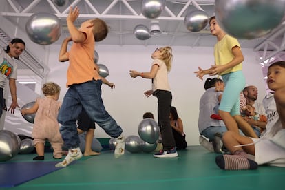 Juego con globos durante el 'viaje al espacio' organizado por Best Buddies en Pozuelo de Alarcón. 