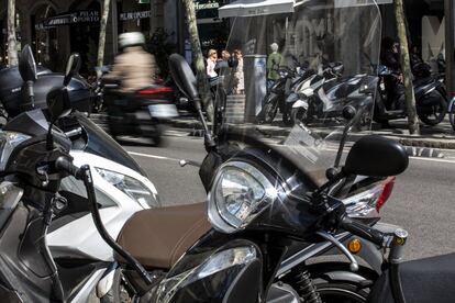Motos aparcades a la vorera d'un carrer de Barcelona.