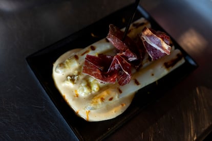 Espárragos con salsa holandesa.