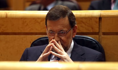 El presidente Mariano Rajoy escucha la intervención del líder de los socialistas, Alfredo Pérez Rubalcaba, durante el debate.