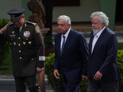 Luis Cresencio Sandoval, Andrés Manuel López Obrador y Alejandro Encinas, en junio de 2022.