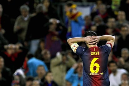 Xavi se lamenta de una ocasión fallada.