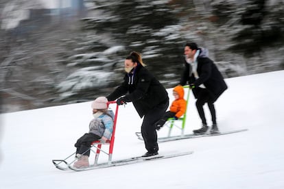 Una familia disfruta de la nieve en Central Park.