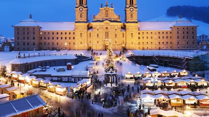 Mercadillo tradicional navideño frente a la abadía de Einsiedeln (Suiza).