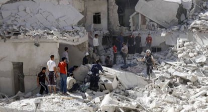 Búsqueda de supervivientes tras el bombardeo de un edificio en Alepo.