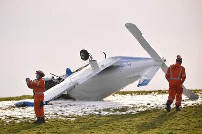 Miembros del personal de emergencias junto a la avioneta que ha sufrido un accidente y ha caído en los campos de golf de Capital en Melbourne, Australia, este martes.