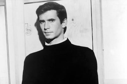 Cuello Perkins. Es el tipo de cuello que más veremos esta temporada. A medio camino entre el cuello a la caja y el cisne, esta especie de cuello alto toma su nombre del vestuario de Anthony Perkins en Psicosis (Hitchcoch, 1960).