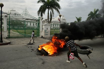 Seguidores del candidato Michel Martelly colocan una barricada a las puertas del palacio nacional, en Puerto Príncipe.