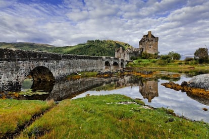 El puerto de Ullapool, a orillas del Loch Broom, es uno de los lugares más bonitos de las 'Highlands' escocesas, y punto de entrada al archipiélago de las Hébri­das Exteriores. Además, permite saborear excelente marisco fresco (en el Arch Inn) y sirve como base para recorrer una costa con lugares tan sugerentes como el castillo de Eilean Donan (en la foto), ubicado en un islote unido al litoral mediante un puente de piedra.