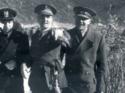Tres militars durant la guerra.