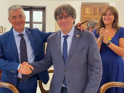 El alcalde de Alger, Mario Conoci (a la izquierda) y Carles Puigdemont, en una reunión mantenida el sábado con el expresident en Cerdeña.