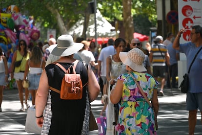 Dues dones passetgen per els carrers de Xàtiva durant les festes, l'any 2022.