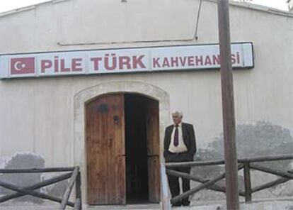 Ahmed Sakalia, <i>alcalde </i>turco de Pila, ante el único café turco situado al sur de la <i>línea verde</i> de Chipre.