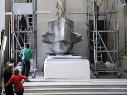 La victoria de Samotracia siendo ubicada en su espacio en el Louvre.