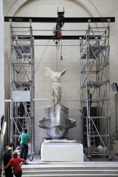 La victoria de Samotracia siendo ubicada en su espacio en el Louvre.