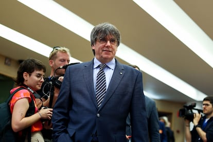 Carles Puigdemont se dirige a dar una reuda de prensa el último 5 de julio después de que el Tribunal General de la UE le retirara la inmunidad parlamentaria.