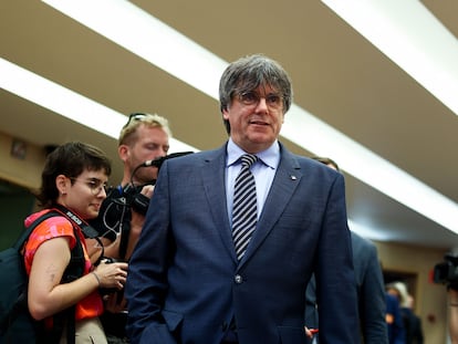 El expresidente de la Generalitat, Carles Puigdemont, llega a la conferencia de prensa tras conocer la sentencia del TGUE, el pasado 5 de julio.